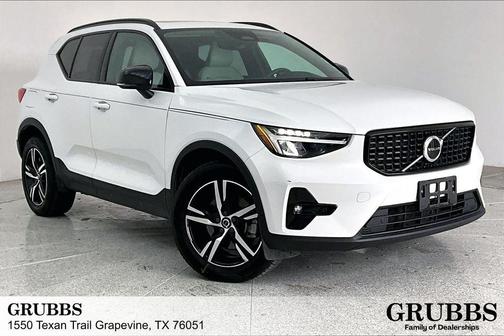 2023 Volvo XC40 B5 Plus Dark Theme