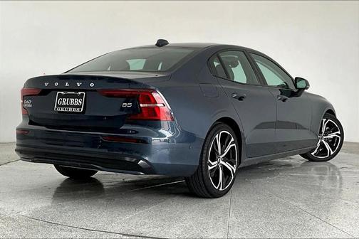 2024 Volvo S60 B5 Plus Dark Theme