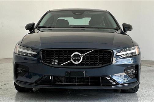 2024 Volvo S60 B5 Plus Dark Theme