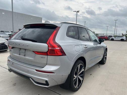 2022 Volvo XC60 B5 R-Design