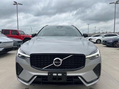 2022 Volvo XC60 B5 R-Design