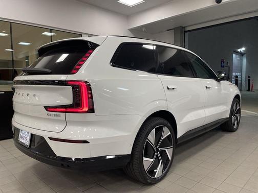 2025 Volvo EX90 Twin Motor Plus