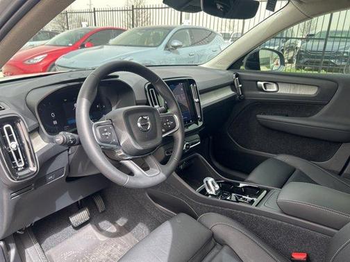 2025 Volvo XC40 B5 Plus Dark Theme