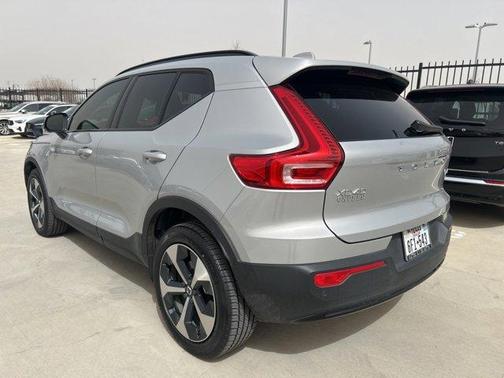 2025 Volvo XC40 B5 Plus Dark Theme