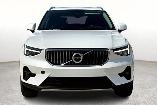 2025 Volvo XC40 B5 Plus Bright Theme