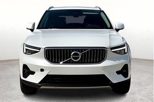 2025 Volvo XC40 B5 Plus Bright Theme