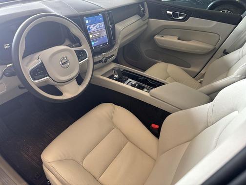 2025 Volvo XC60 B5 Plus