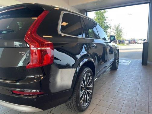 2022 Volvo XC90 T5 Momentum 7 Passenger