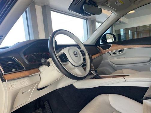 2022 Volvo XC90 T5 Momentum 7 Passenger