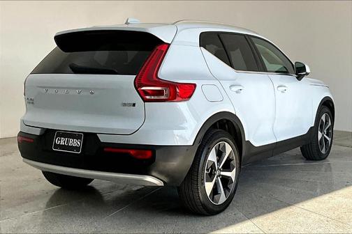2025 Volvo XC40 B5 Plus Bright Theme