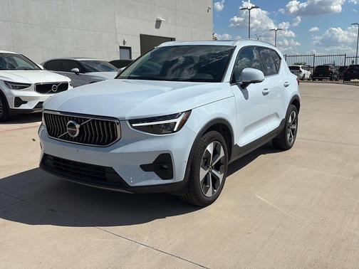 2025 Volvo XC40 B5 Plus Bright Theme