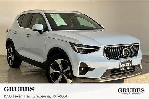 2025 Volvo XC40 B5 Plus Bright Theme