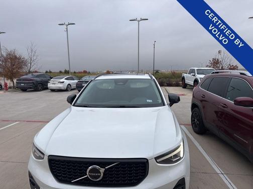 2024 Volvo XC40 B5 Plus Dark Theme