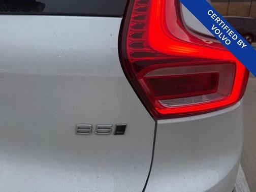 2024 Volvo XC40 B5 Plus Dark Theme