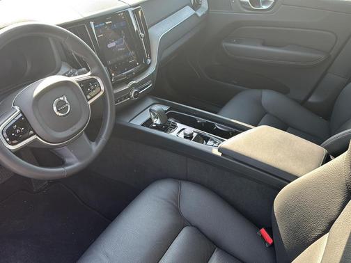 2025 Volvo XC60 B5 Plus