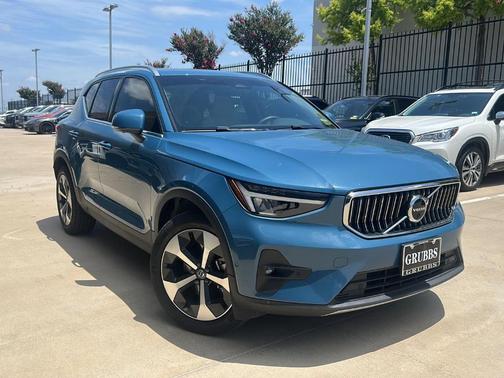 2023 Volvo XC40 B4 Plus Bright Theme