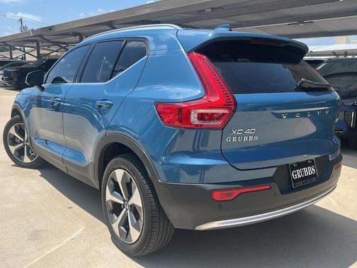 2023 Volvo XC40 B4 Plus Bright Theme