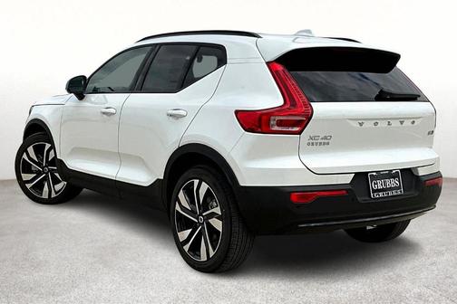 2025 Volvo XC40 B5 Ultra Dark Theme