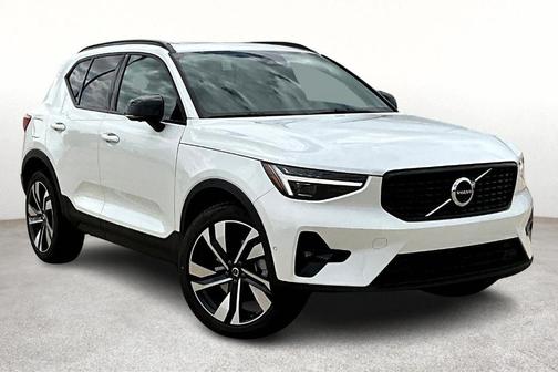 2025 Volvo XC40 B5 Ultra Dark Theme
