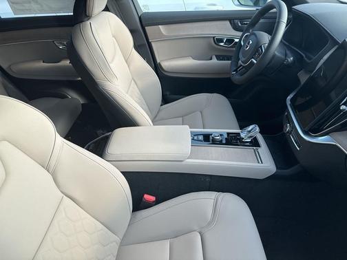 2025 Volvo XC90 B6 Plus 7-Seater