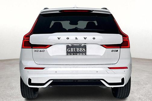 2026 Volvo XC60 B5 Ultra Black Edition