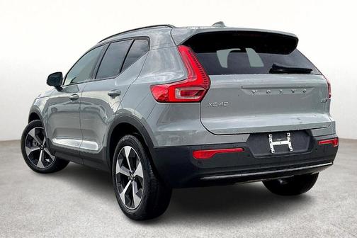 2025 Volvo XC40 B5 Plus Dark Theme