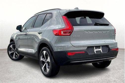 2025 Volvo XC40 B5 Plus Dark Theme