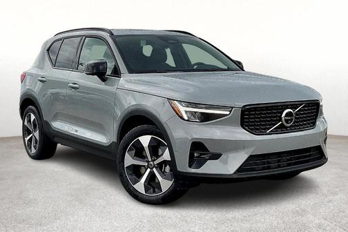 2025 Volvo XC40 B5 Plus Dark Theme