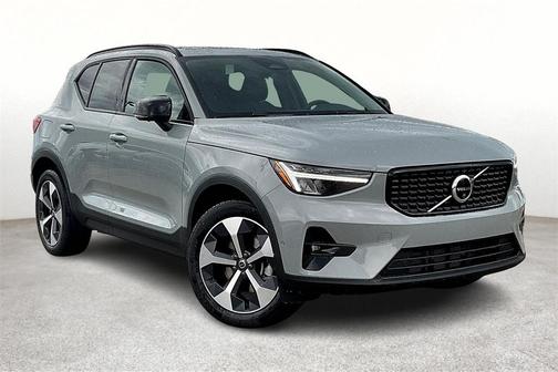 2025 Volvo XC40 B5 Plus Dark Theme