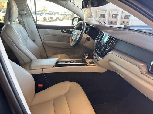 2018 Volvo XC60 T5 Momentum