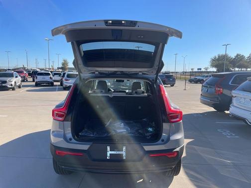2025 Volvo XC40 B5 Plus Dark Theme