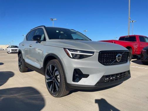2025 Volvo XC40 B5 Plus Dark Theme