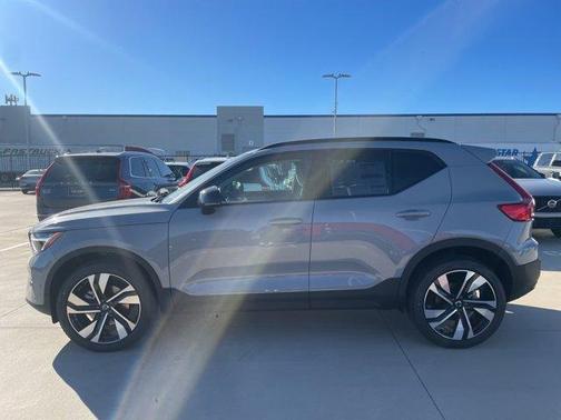 2025 Volvo XC40 B5 Plus Dark Theme