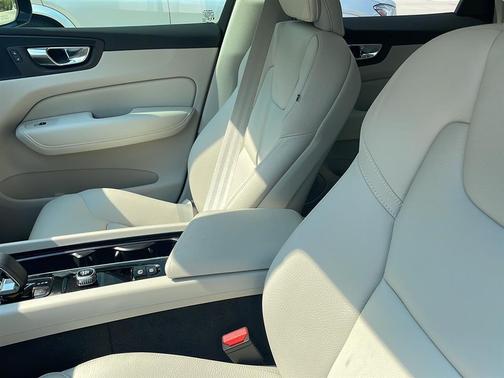 2025 Volvo XC60 Plug-In Hybrid T8 Plus
