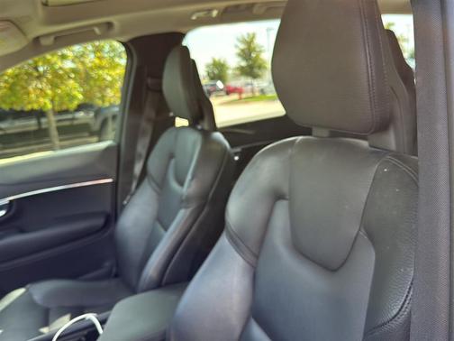 2020 Volvo XC90 T6 Momentum 7 Passenger