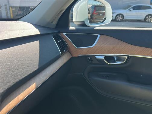 2024 Volvo XC90 B6 Plus Bright Theme 7-Seater