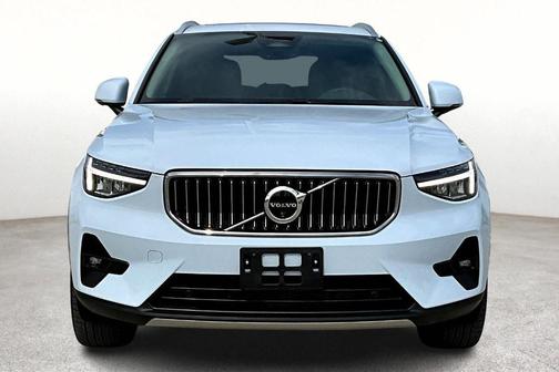 2025 Volvo XC40 B5 Plus Bright Theme