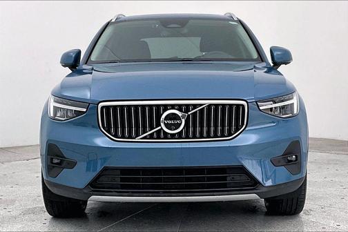 2025 Volvo XC40 B5 Plus Bright Theme