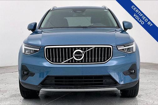 2025 Volvo XC40 B5 Plus Bright Theme