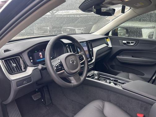 2025 Volvo XC60 B5 Plus
