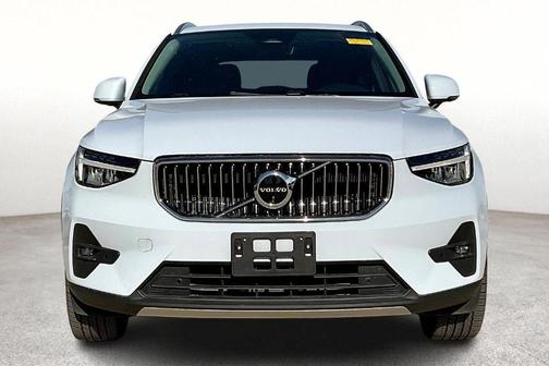 2025 Volvo XC40 B5 Plus Bright Theme