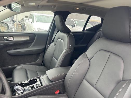 2025 Volvo XC40 B5 Ultra Bright Theme