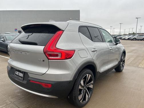 2025 Volvo XC40 B5 Ultra Bright Theme