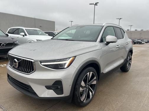 2025 Volvo XC40 B5 Ultra Bright Theme