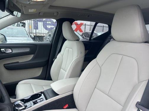 2025 Volvo XC40 B5 Plus Bright Theme