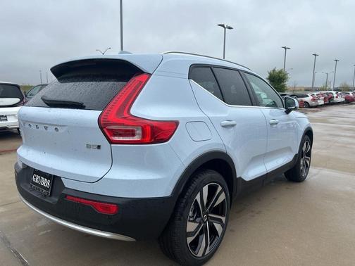 2025 Volvo XC40 B5 Plus Bright Theme