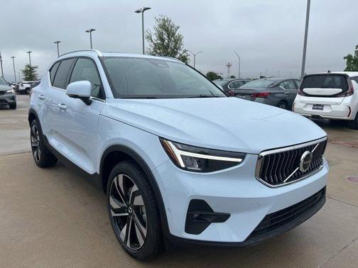 2025 Volvo XC40 B5 Plus Bright Theme