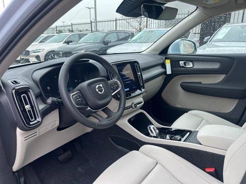 2025 Volvo XC40 B5 Plus Bright Theme