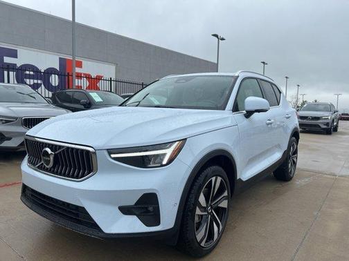 2025 Volvo XC40 B5 Plus Bright Theme