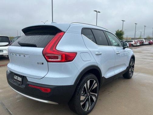2025 Volvo XC40 B5 Plus Bright Theme